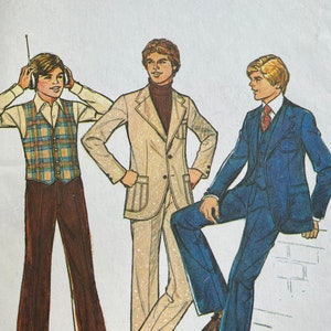 Może przedstawiać: Trzy męskie ilustracje mody z vintage'owego wzoru szycia. Mężczyzna po lewej stronie nosi kamizelkę w kratę, białą koszulę i brązowe spodnie. Mężczyzna w środku nosi beżowy garnitur z golfem. Mężczyzna po prawej stronie nosi niebieski garnitur z białą koszulą i wzorzystym krawatem.