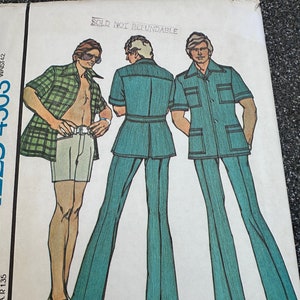 Puede incluir: Un patrón de costura vintage que presenta tres atuendos para hombres. Los atuendos incluyen una camisa de cuadros verdes con pantalones cortos blancos, una camisa y pantalones azul turquesa, y una camisa y pantalones azul turquesa con un diseño ligeramente diferente. El texto "SOLD NOT REFUNDABLE" está impreso en la parte superior del patrón. El texto "MEN'S SHIRT JACKET AND PANTS OR SHORTS" está impreso en la parte inferior del patrón.