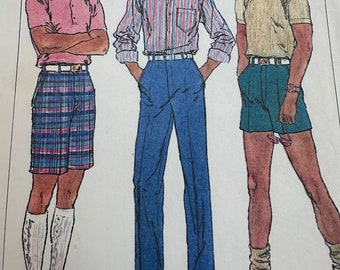 Op de afbeelding: Drie herenmode-illustraties die verschillende outfit-opties laten zien. De eerste man draagt ​​een roze poloshirt, geruite shorts en witte kniehoge sokken. De tweede man draagt ​​een gestreept overhemd met knopen, een blauwe broek en witte sokken. De derde man draagt ​​een geel T-shirt, groene shorts en witte sokken.
