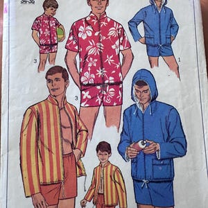 Può includere: Un cartamodello per abbigliamento maschile, con quattro diversi modelli. Il cartamodello include una giacca e pantaloncini a righe, una camicia e pantaloncini con stampa floreale, una giacca con cappuccio blu e pantaloncini, e una camicia e pantaloncini a righe. Il cartamodello è per le taglie 34-36.