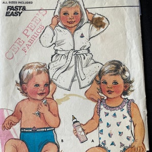 Op de afbeelding: Een vintage naaipatroon voor kinderkleding. Het patroon is voor een gekapte badjas en een zwempak. Het patroon is van Butterick en heeft nummer 4876. Het patroon is voor "Critter Pet's Fabrics" en is gemarkeerd met "Snel & Eenvoudig".