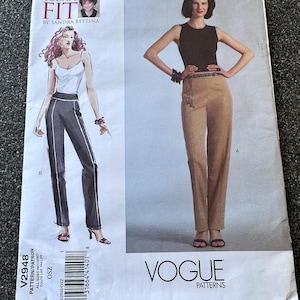 Puede incluir: Un patrón de costura Vogue Patterns, V2948, con ilustraciones de dos conjuntos. Uno incluye un top negro y pantalones color beige. El otro incluye un top blanco y pantalones negros con rayas blancas. El patrón incluye el texto "TODAY'S FIT" y "VOGUE PATTERNS".