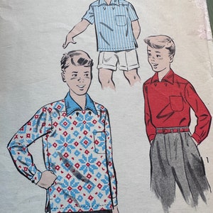 Könnte beinhalten: Ein Vintage-Schnittmuster für Jungenhemden. Das Schnittmuster enthält drei verschiedene Stile: ein blau-weiß gestreiftes Hemd, ein rotes Hemd und ein Hemd mit einem blau-roten geometrischen Muster. Das Schnittmuster ist mit den Nummern 1, 2 und 3 gekennzeichnet.