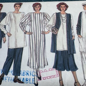 Puede incluir: Un patrón de costura vintage con cinco ilustraciones de moda. Los diseños incluyen vestidos, túnicas y trajes de pantalón en varios estilos. La paleta de colores consta de azul marino, blanco y negro. El texto en la parte inferior dice "NEW YORK FABRICS NOT RETURNABLE".