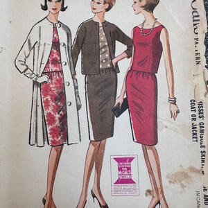 Puede incluir: Un patrón de costura vintage que presenta tres diseños de vestidos para mujeres. El primer diseño es una chaqueta blanca con un vestido de estampado floral debajo. El segundo diseño es una chaqueta marrón con una blusa blanca de lunares blancos y una falda marrón. El tercer diseño es un vestido rojo sin mangas con un collar de perlas blancas. El patrón es de McCall's y es para tallas de señoritas.