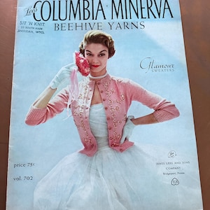 Puede incluir: Una portada de revista de patrones de tejido vintage con una mujer que lleva un cárdigan rosa con una falda blanca. La revista se titula "Columbia Minerva Beehive Yarns Glamour Sweaters" y tiene el precio de 75 centavos y el número de volumen 702.