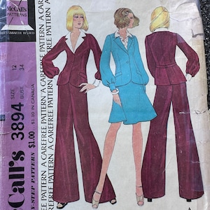 Puede incluir: Patrón de costura vintage McCall's número 3894 para una blusa, falda y pantalones para mujeres y jóvenes. El patrón incluye instrucciones para un patrón sin preocupaciones. El patrón es para las tallas 12 y 34 de busto. La longitud de la espalda es de 63,5 cm.