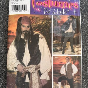 Peut inclure: Une pochette de patron de couture Simplicity 4923 pour costumes d'adultes en taille BB L, XL. Le devant présente trois variantes de tenues de pirate avec gilets, chemises à manches longues, ceintures et pantalons, avec le texte Costumes for adults.