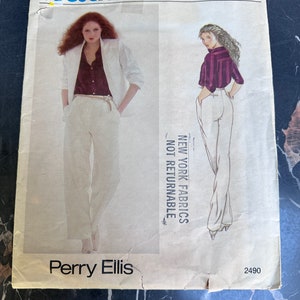 以下が含まれることがあります： ペリー・エリスによる、ヴィンテージのヴォーグ・アメリカン・デザイナーの女性用パンツスーツの裁縫パターン。パターンはサイズ2490用で、ブレザーとパンツで白いパンツスーツを作るための説明書が含まれています。