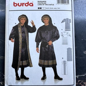 Puede incluir: Patrón de costura Burda número 2460 para un disfraz titulado "Burgherr Chatelain Lord of the Castle". El patrón incluye instrucciones para un abrigo largo, una falda escocesa, un chaleco y un vestido. El patrón es para las tallas 36 a 50 y 46 a 60.