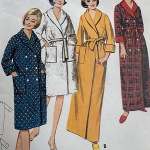 Puede incluir: Ilustración de un patrón de costura vintage con cuatro mujeres modelando diferentes estilos de batas. Las batas varían en color y patrón, incluyendo un diseño acolchado azul, una bata blanca, una bata amarilla y una bata a cuadros rojos. La ilustración es de un patrón vintage.