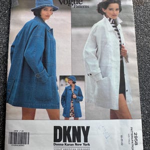 Pode incluir: Um padrão de costura vintage da Vogue Patterns com designs DKNY. O padrão mostra uma jaqueta jeans e um casaco branco. A capa inclui o logotipo DKNY e o rótulo Vogue American Designer. Tamanho 18-22.