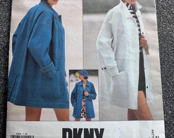 Könnte beinhalten: Ein Vintage-Schnittmuster von Vogue Patterns mit DKNY-Designs. Das Muster zeigt eine Jeansjacke und einen weißen Mantel. Das Cover enthält das DKNY-Logo und das Label Vogue American Designer. Größe 18-22.