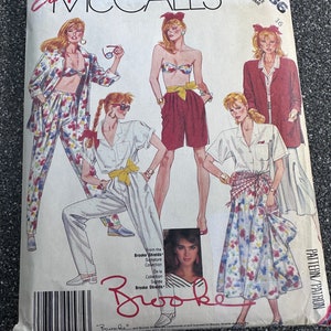 Puede incluir: Un patrón de costura vintage de McCall's con un diseño de estampado floral. El patrón es para una talla de señorita y es de la colección Signature de Brooke Shields. El número del patrón es 3136.