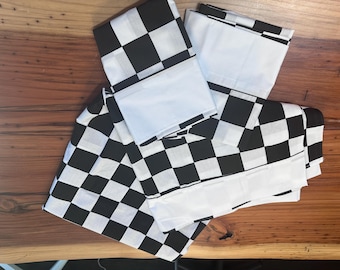 Lençol de solteiro e duas fronhas tamanho king da designer Cannon "Katja" vintage dos anos 80, em xadrez preto e branco com estampa de carros de corrida. Novo - Fabricado nos EUA.