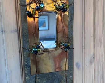 Espejo de pared vintage de pizarra y cobre con alambre y cuentas, 28 cm de largo