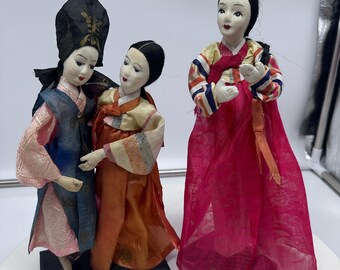 Bonecas folclóricas coreanas antigas em trajes tradicionais Hanbok, com 23 a 25 cm de altura.