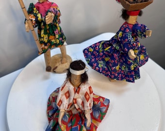 Lote vintage de 3 bonecas Tarahumara esculpidas em madeira, arte indígena mexicana, com 12 a 20 cm de altura.