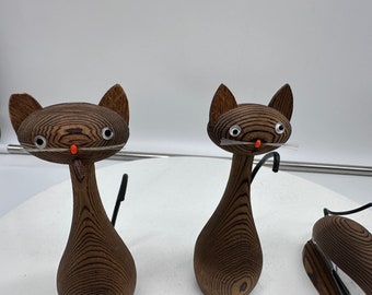 Figuras vintage de OMC, Japón, de gatos y grapadora talladas en madera (años 60)