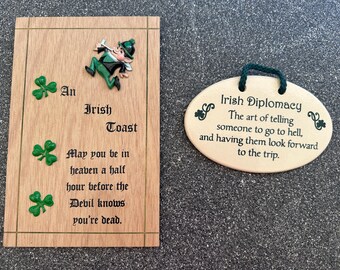 Placa de parede irlandesa engraçada em cerâmica e madeira: Um brinde irlandês e diplomacia.
