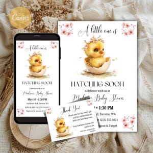 Può includere: Un set di inviti per baby shower con un'illustrazione ad acquerello di un pulcino giallo che esce da un uovo, adornato da una corona floreale. L'invito include il testo "A little one is hatching soon" e i dettagli dell'evento.