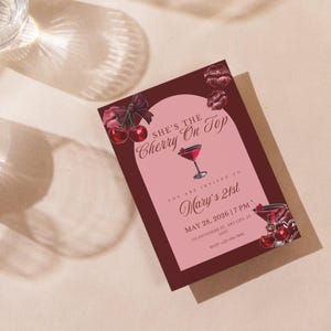 Pu&ograve; includere: Un invito a una festa con bordo bordeaux e centro rosa. Il testo "She's the Cherry On Top" &egrave; in alto, con un'illustrazione di cocktail. L'invito &egrave; per il 21&deg; compleanno di Mary, con data e ora.