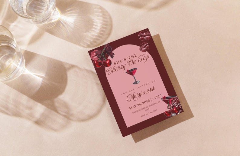 Pu&ograve; includere: Un invito a una festa con bordo bordeaux e centro rosa. Il testo "She's the Cherry On Top" &egrave; in alto, con un'illustrazione di cocktail. L'invito &egrave; per il 21&deg; compleanno di Mary, con data e ora.
