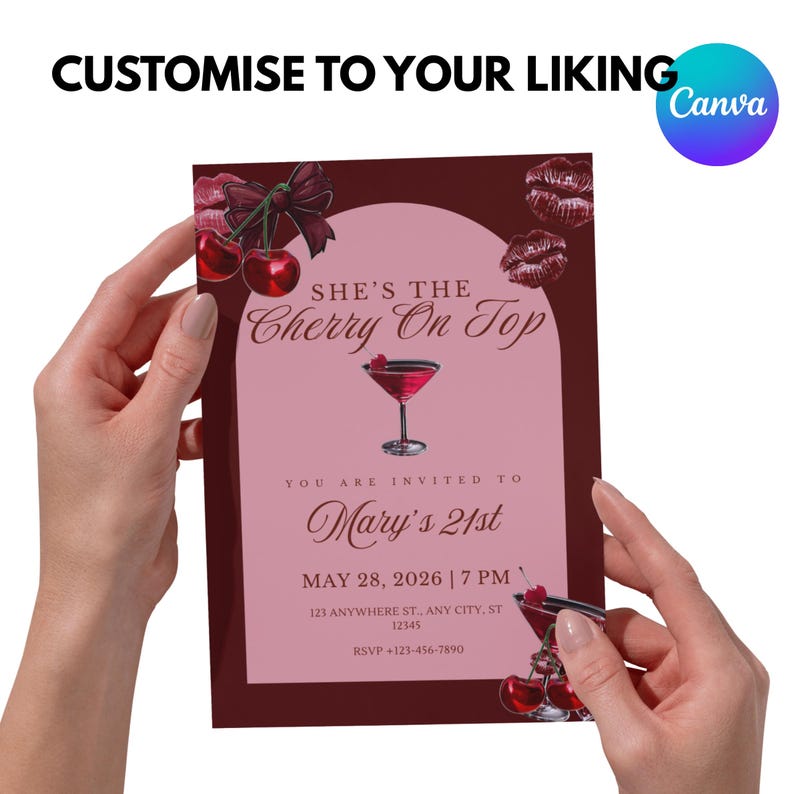 Pu&ograve; includere: Un biglietto d'invito bordeaux e rosa con la scritta "CUSTOMISE TO YOUR LIKING" in alto. La carta presenta il testo "SHE'S THE Cherry On Top" e "Mary's 21st". Sono presenti anche ciliegie decorative e segni di rossetto.