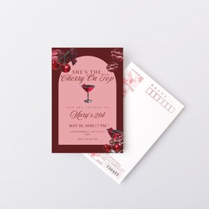 Pu&ograve; includere: Un biglietto d'invito bordeaux con il testo "She's the Cherry On Top" e "Mary's 21st" in un carattere corsivo. Un'illustrazione di cocktail &egrave; al centro. Una cartolina vuota &egrave; accanto.