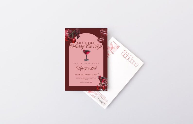 Pu&ograve; includere: Un biglietto d'invito bordeaux con il testo "She's the Cherry On Top" e "Mary's 21st" in un carattere corsivo. Un'illustrazione di cocktail &egrave; al centro. Una cartolina vuota &egrave; accanto.
