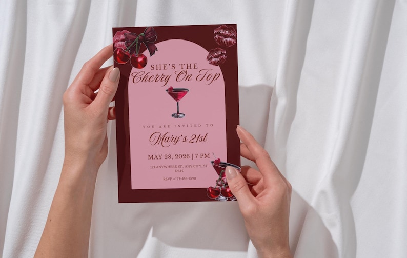 Pu&ograve; includere: Un biglietto d'invito bordeaux e rosa con il testo "She's the Cherry On Top" e "Mary's 21st". Il biglietto presenta un'illustrazione di cocktail e dettagli di ciliegie. Sono inclusi anche data e ora.