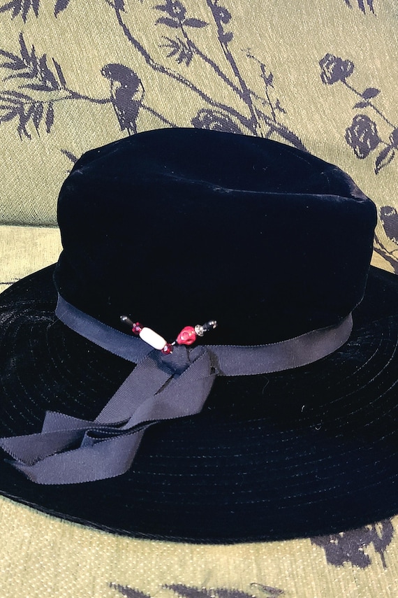 Vintage 1950s Black Velveteen Evelyn Varon hat
