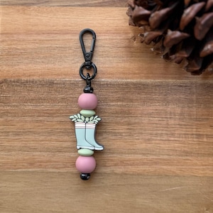 Porte-clés pour bottes de pluie : breloque pour sac à dos avec perles en silicone | Étiquette de sac personnalisée | Accessoire du nord-ouest du Pacifique