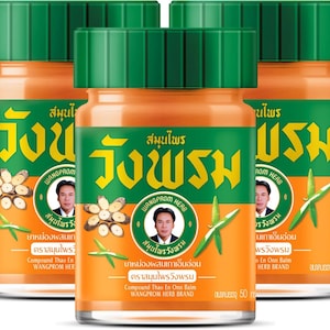 Pode incluir: Três frascos de bálsamo de ervas Wangprom laranja com tampas e rótulos verdes. Os rótulos apresentam texto amarelo, um retrato e o texto "Compound Thao En Onn Balm" e "WANGPROM HERB BRAND". Cada frasco contém 50g.