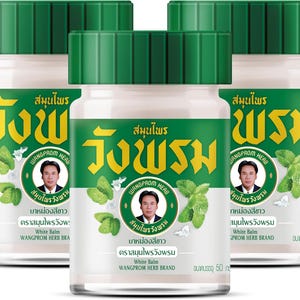 Pode incluir: Três potes de bálsamo branco da marca Wangprom Herb com tampas e rótulos verdes. Os rótulos apresentam texto em língua estrangeira, um retrato e imagens de folhas de hortelã. Os potes são preenchidos com bálsamo branco.