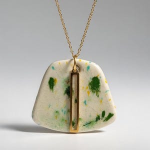 Colgante de cerámica esmaltada artesanal con efecto manchado – blanco con verde, turquesa y amarillo