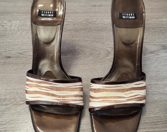 Sandalias Stuart Weitzman Y2K con estampado de cebra marrón, punta cuadrada y tacón bajo, talla 8
