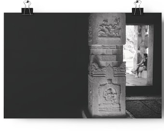 Pilier du temple Hampi - Poster minimaliste noir et blanc | Photographie d'architecture du Karnataka, Inde