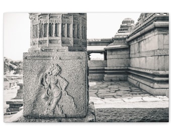 Toile de sculpture sur pierre du temple de Hampi - Art mural noir et blanc | Photographie d'architecture indienne
