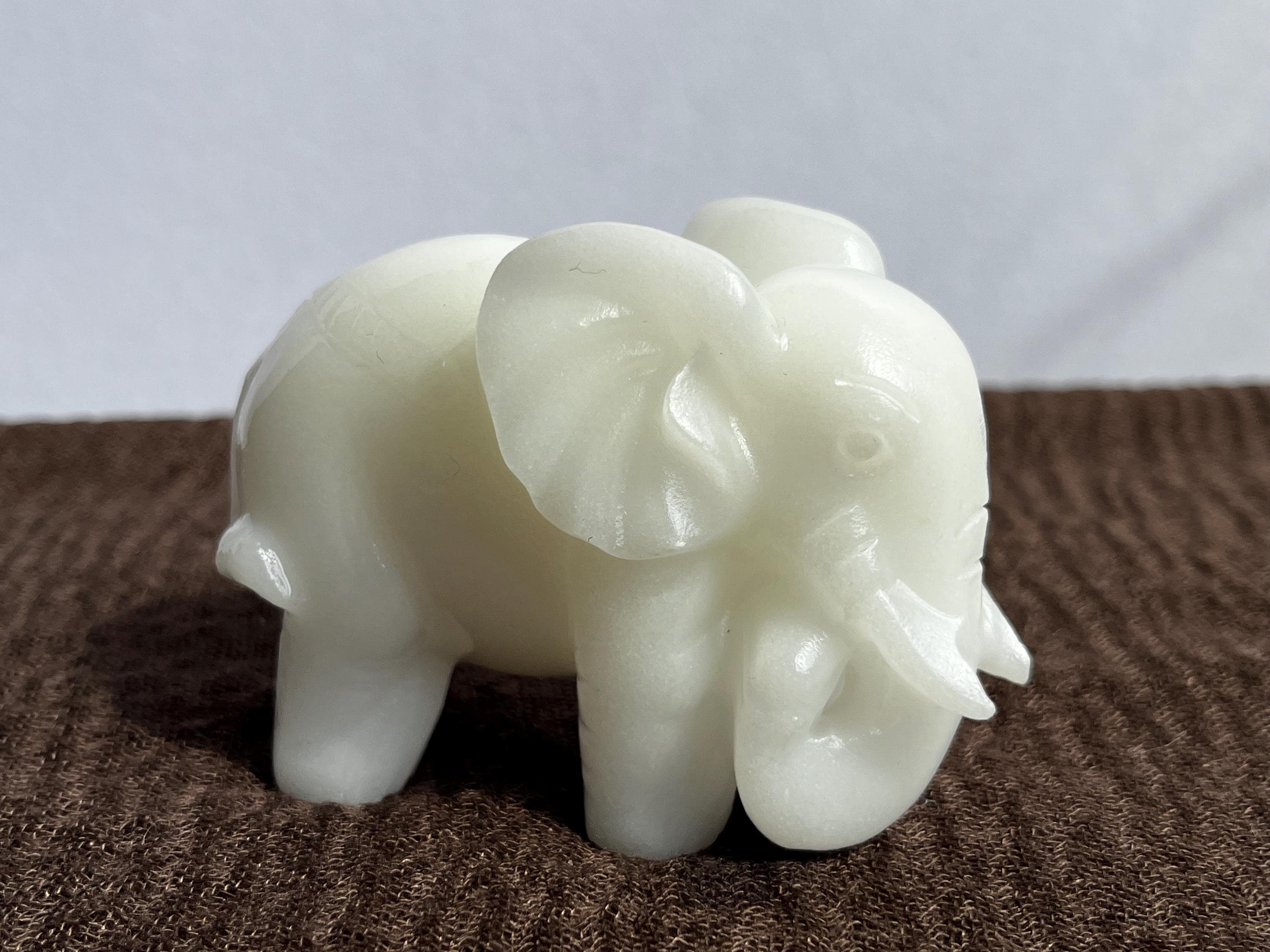 u*t様 ☆送料無料☆ 翡翠製彫刻 白色 専用ケース付き 白翡翠の彫刻 - Etsy 日本