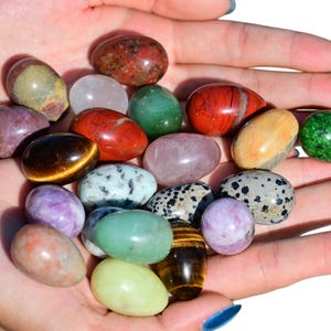 Äggset med blandade kvartskristaller, polerade tumlade ädelstensägg, helande palmsten, energimeditationsficksten, påskgåva, hemprydnadspresent