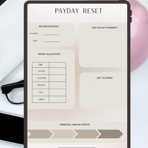 Könnte beinhalten: Ein digitaler Tablet-PC mit einer "Payday Reset"-Vorlage für die Finanzplanung. Die Vorlage enthält Abschnitte für Einkommen, Geldzuweisung und einen Finanzzeitplan. Das Farbschema ist neutral mit Beige- und Brauntönen.