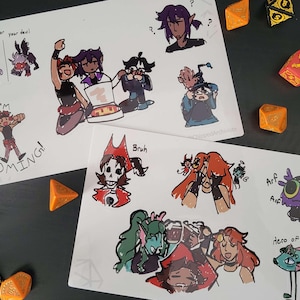 Könnte beinhalten: Zwei weiße Karten mit farbenfrohen Cartoon-Illustrationen und Text, umgeben von orangefarbenen und goldenen Würfeln. Die Illustrationen zeigen verschiedene Charaktere und Sätze wie "I'm COMING!" und "Hero of the Deep."