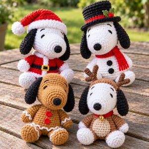 Puede incluir: Cuatro figuras de perro tejidas a ganchillo. Una lleva un gorro y abrigo de Papá Noel rojo. Una lleva un sombrero de copa negro y bufanda roja. Una es marrón con detalles de glaseado blanco. Una lleva astas de reno y un collar rojo con cascabel.