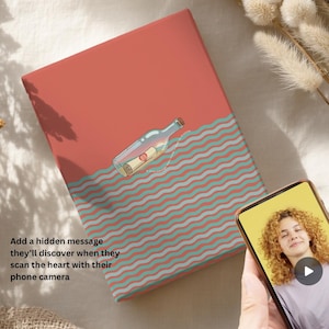 Carta da regalo personalizzata con codice QR, design con messaggio segreto in bottiglia