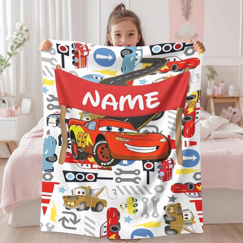 Manta polar personalizada de Disneyland Cars, manta personalizada de Rayo McQueen con nombre, manta de la película Cars, regalo de cumpleaños para niño, manta de Cars imagen 1