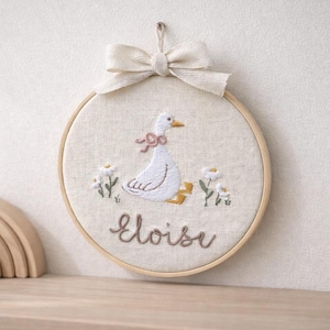 Targa con nome per neonato ricamata con oca da favola e fiori, decorazione da parete per cameretta dei bambini, ornamento personalizzato per baby shower, regalo per neonato