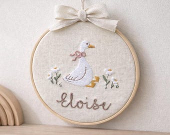 Targa con nome per neonato ricamata con oca da favola e fiori, decorazione da parete per cameretta dei bambini, ornamento personalizzato per baby shower, regalo per neonato
