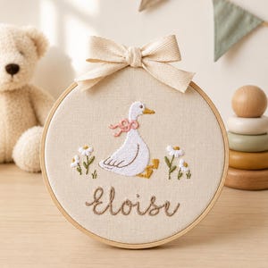 Letrero con nombre de bebé bordado con ganso de cuento de hadas y flores, decoración de pared para guardería, adorno personalizado para bebé, regalo para baby shower, regalo para recién nacido