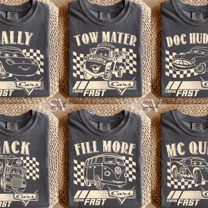 Puede incluir: Seis camisetas de color gris antracita con gr&aacute;ficos blancos que representan personajes de la pel&iacute;cula "Cars". Cada camiseta muestra el nombre de un personaje, una ilustraci&oacute;n de un coche, una bandera a cuadros y el texto "Think Fast Cars".